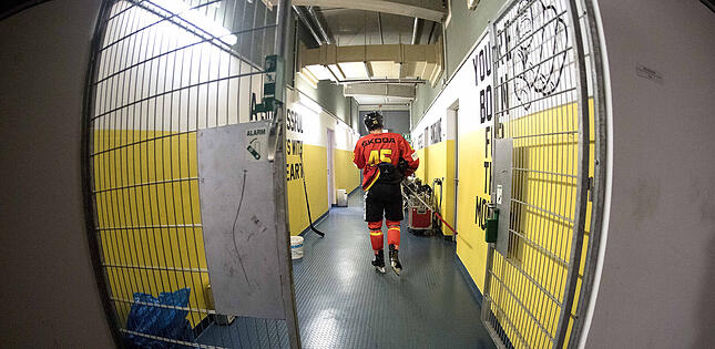 Feature, Leonhard NIEDERBERGER (GER) geht in die Spielerkabine. Eishockey, Deutschland Cup 2018, Deutschland (GER) - Schweiz (SUI) 3:4 nach Penaltyschiessen, am 10.11.2018 in Krefeld/ Deutschland. *** Feature Leonhard NIEDERBERGER GER goes into the players cabin ice hockey Germany Cup 2018 Germany GER Switzerland SUI 3 4 after penalty shooting on 10 11 2018 in Krefeld Germany