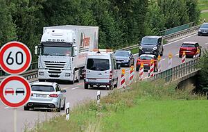 Diese Engstelle nervt viele Verkehrsteilnehmer seit Jahren: Weil die Kupferbr&uuml;cken kaputt sind, muss die Fahrbahn verengt und das Tempo gedrosselt werden.