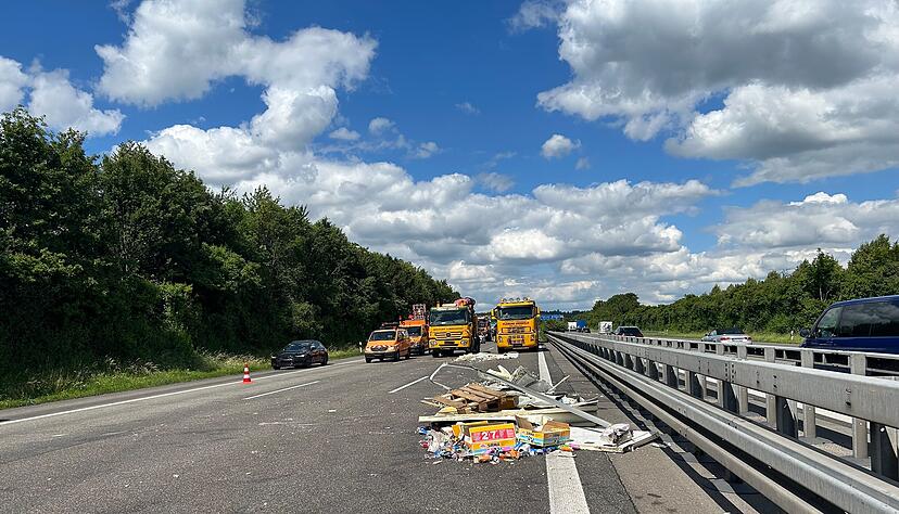 Teile der Ladung liegen auf einem Fahrstreifen der A81 bei Ilsfeld (Fahrtrichtung Stuttgart).