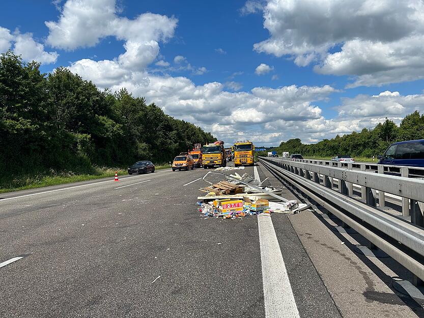 Teile der Ladung liegen auf einem Fahrstreifen der A81 bei Ilsfeld (Fahrtrichtung Stuttgart).