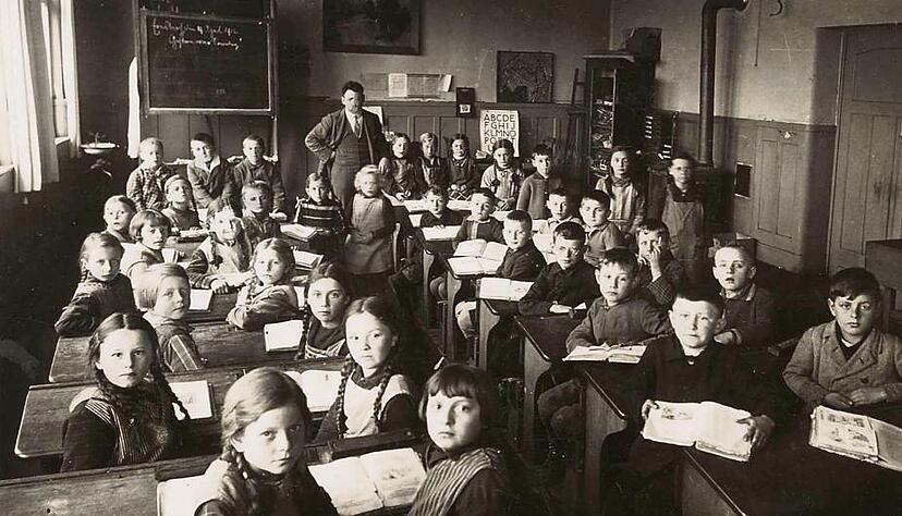 Links die M&auml;dchen, rechts die Buben: Die Unterklasse des Jahrgangs 1931/32 l&auml;sst sich ablichten. Fr&uuml;her ging es in der Schule strenger zu als heute, wie die ehemaligen Sch&uuml;lerinnen berichten. Trotzdem haben sie ihre Schulzeit genossen.