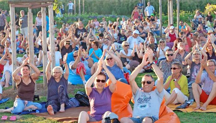 Festival-Atmosphäre herrscht auf der Landesgartenschau beim Geburtstagskonzert von Good News. Im Zelt rockt die Musik, draußen auf der Liegewiese feiern die Fans. Festival-Atmosphäre herrscht auf der Landesgartenschau beim Geburtstagskonzert von Good News. Im Zelt rockt die Musik, draußen auf der Liegewiese feiern die Fans.