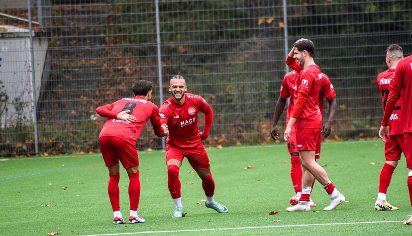 Niemand in der Verbandsliga bejubelt Tore so schön wie Türkspor Neckarsulm: Oktay Erdem bedankt sich bei Johnathan Zinram-Kirsch für dessen 1:0.
