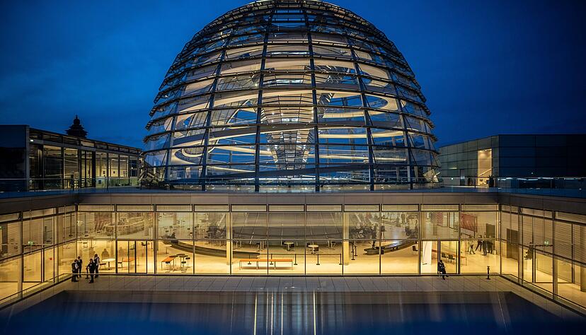 Kuppel des Reichstagsgebäudes in Berlin: Die Berechnung, wer in den Bundestag einzieht, wird komplizierter. Kuppel des Reichstagsgebäudes in Berlin: Die Berechnung, wer in den Bundestag einzieht, wird komplizierter.