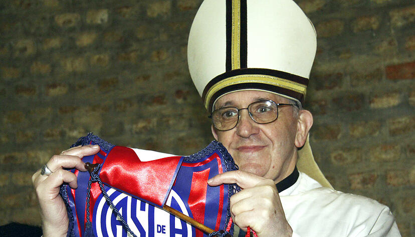 Auf dem undatierten Handoutfoto hält der damalige argentinischen Kardinal Jorge Mario Bergoglio und jetzige Papst Franziskus in Buenos Aires einen Wimpel des Fußballclubs San Lorenzo de Almagro, dessen Anhänger er ist.