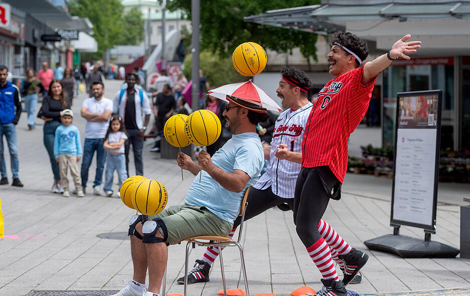 Ein ganz besonderes Shoppingerlebnis: Am Samstag zeigen Akrobaten, Musiker und Clowns ihr Können beim Heilbronner Straßenkunstfestival.