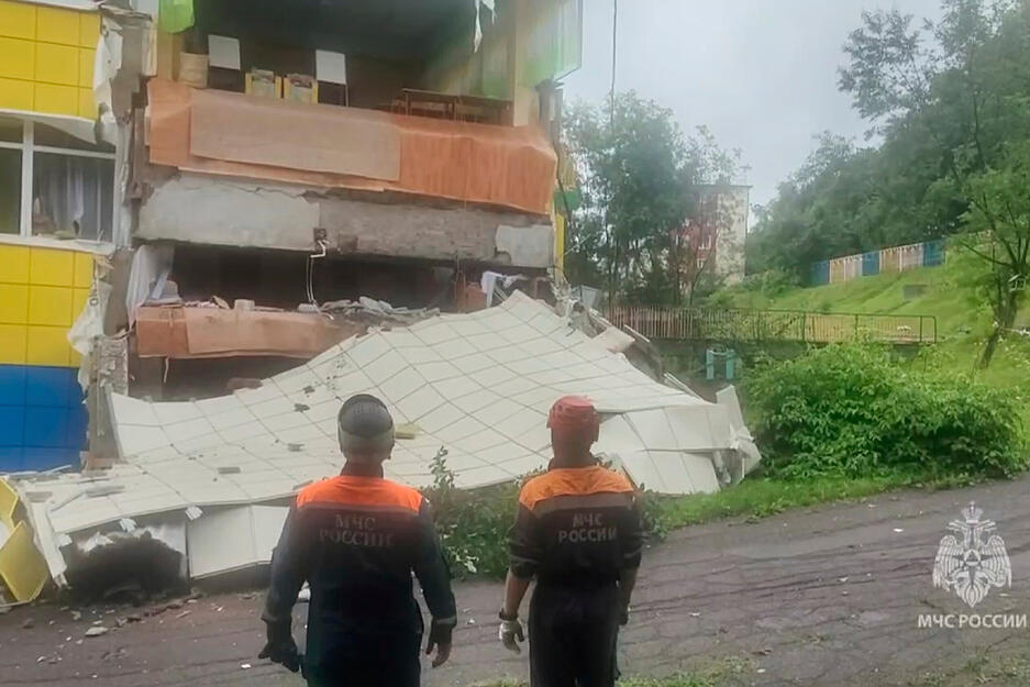 Auf diesem Bild aus einem vom Pressedienst des russischen Katastrophenschutzministeriums veröffentlichten Video inspizieren Rettungskräfte einen durch ein Erdbeben in Petropawlowsk-Kamtschatski beschädigten Kindergarten. Auf diesem Bild aus einem vom Pressedienst des russischen Katastrophenschutzministeriums veröffentlichten Video inspizieren Rettungskräfte einen durch ein Erdbeben in Petropawlowsk-Kamtschatski beschädigten Kindergarten.