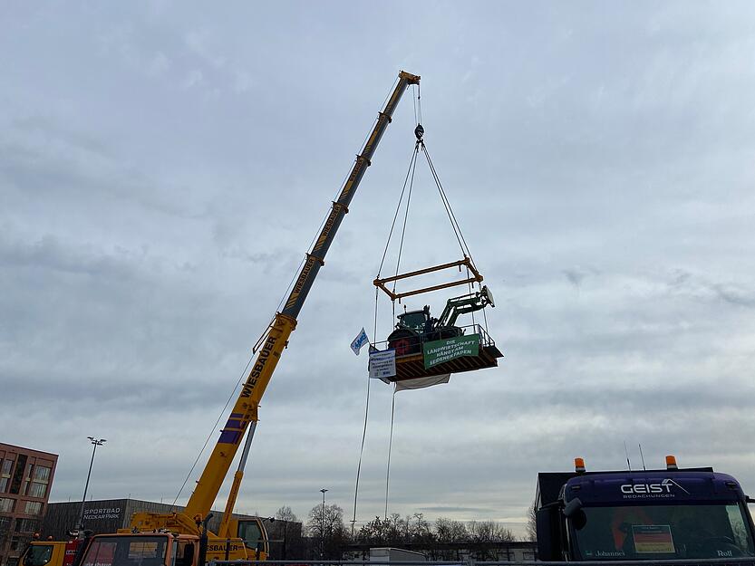 Traktor am Kranhaken: Eine Protestform, die vor einigen Tagen in Bad Rappenau zu sehen war, sorgt auch in Stuttgart für Aufsehen.