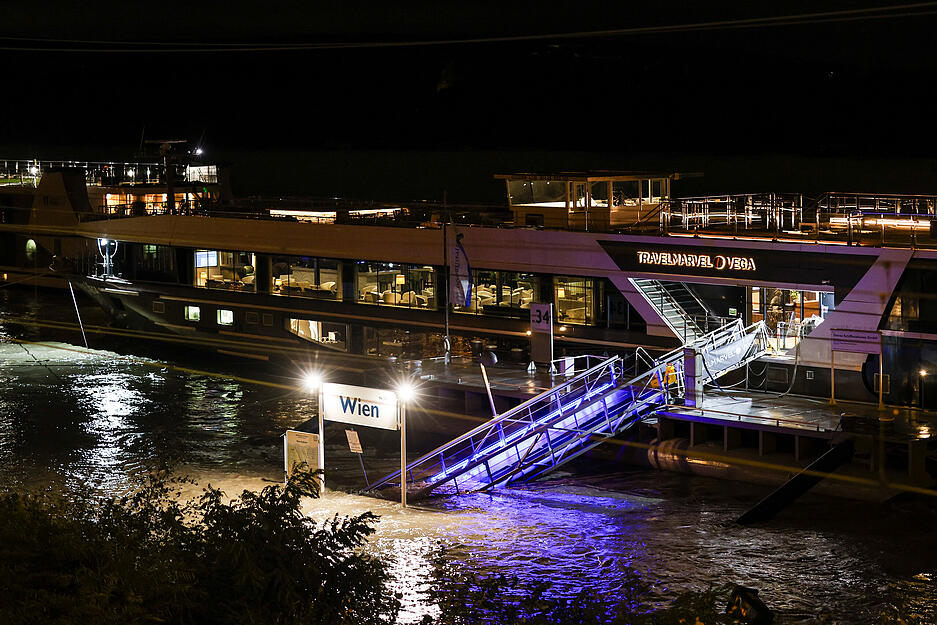 Ein Flusskreuzfahrtschiff hat in Wien (Österreich) am Anleger festgemacht. Die Passagiere können die Schiffe nicht verlassen, weil der Anleger im Hochwasser nicht zugänglich ist.