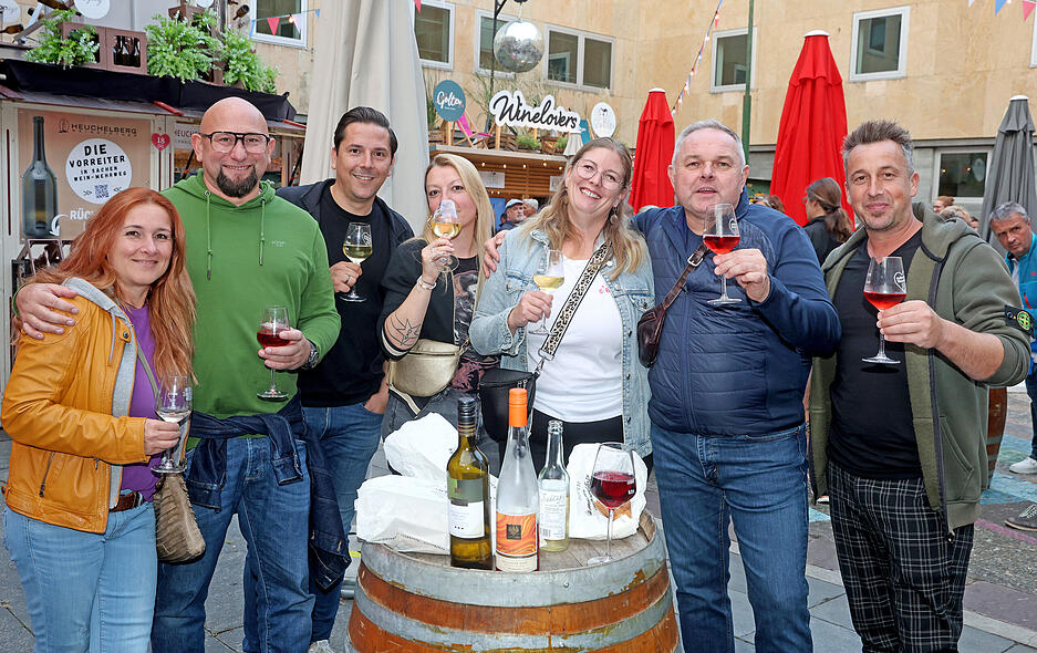 In Gesellschaft genießen die Besucher des Heilbronner Weindorfs eine der vielen Sorten Wein, Secco und Sekt.