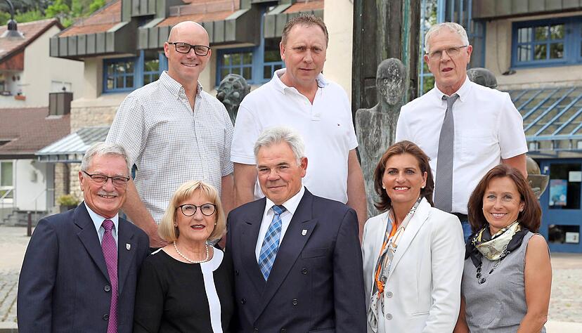 Diese zum Teil langgedienten Gemeinderäte wurden verabschiedet: (vorne v.l.): Dr. Michael Gantner, Eva Volz, Erhard Schoch, Regina Nicklauss, Renate Harzenetter, (hinten v.l.) Klaus-Peter Lobmüller, Markus Schüchtle und Wilfried Mistele. Es fehlt Martin Happel.
Foto: Andreas Veigel Diese zum Teil langgedienten Gemeinderäte wurden verabschiedet: (vorne v.l.): Dr. Michael Gantner, Eva Volz, Erhard Schoch, Regina Nicklauss, Renate Harzenetter, (hinten v.l.) Klaus-Peter Lobmüller, Markus Schüchtle und Wilfried Mistele. Es fehlt Martin Happel.
Foto: Andreas Veigel