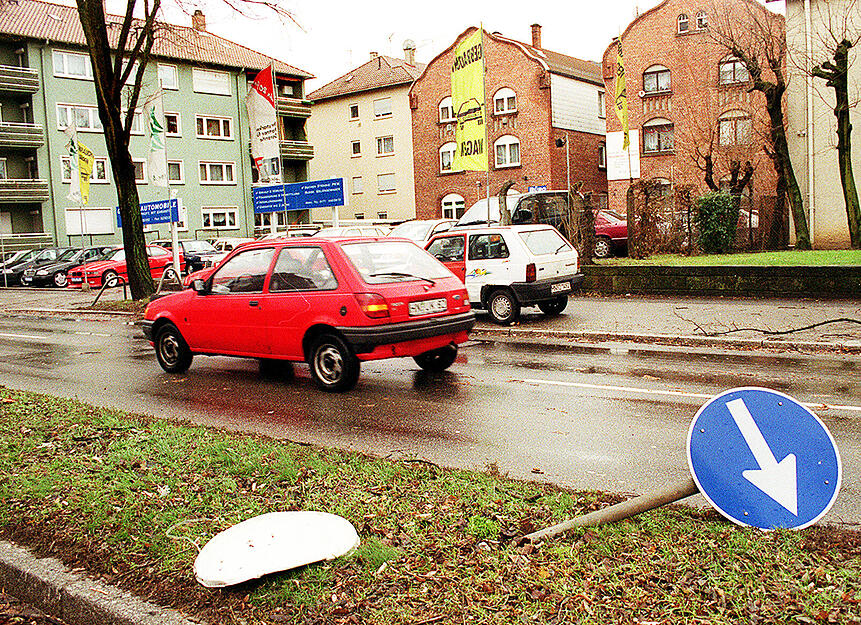Auch Verkehrsschilder blieben vor dem Orkan nicht verschont. Auch Verkehrsschilder blieben vor dem Orkan nicht verschont.