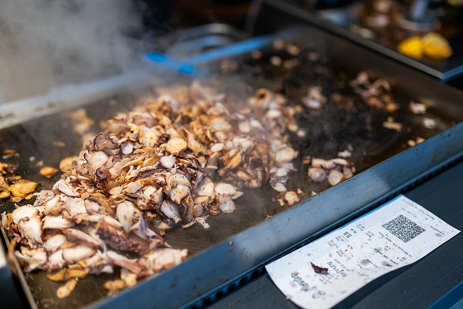 Abgeschnittenes und gebratenes Oktopus-Fleisch liegt im Karlsruher Restaurant "Pescobar" auf einer Grillplatte. Abgeschnittenes und gebratenes Oktopus-Fleisch liegt im Karlsruher Restaurant "Pescobar" auf einer Grillplatte.