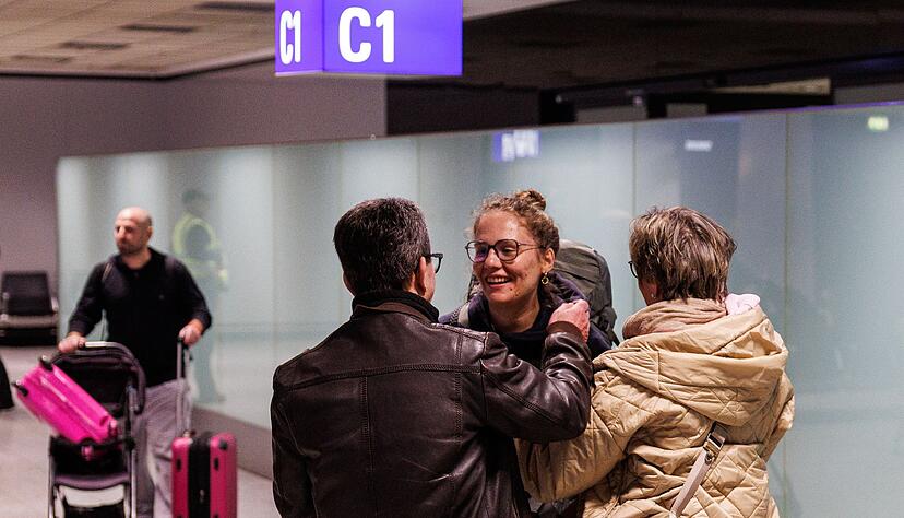 Francesca Matić und ihre Eltern vielen sich am Frankfurter Flughafen in die Arme. Francesca Matić und ihre Eltern vielen sich am Frankfurter Flughafen in die Arme.
