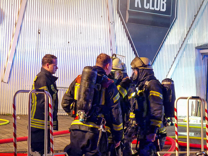 Am frühen Morgen liefen die Löscharbeiten der Feuerwehr noch. Am frühen Morgen liefen die Löscharbeiten der Feuerwehr noch.