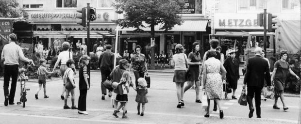 1972: Stark frequentiert wird der Allee-Fußgängerüberweg an der Hauptpost. Eine weitere Unterführung soll an dieser Stelle Entlastung bringen. 1972: Stark frequentiert wird der Allee-Fußgängerüberweg an der Hauptpost. Eine weitere Unterführung soll an dieser Stelle Entlastung bringen.