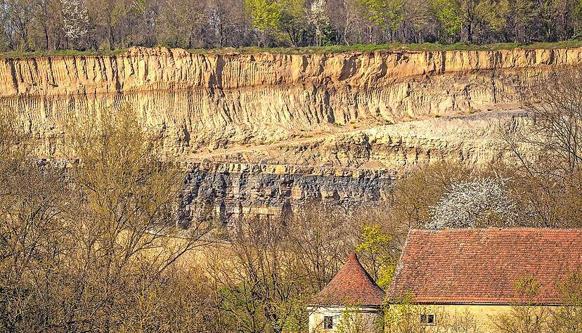 Eine schöne Kombination als alter Schlossanlage und Steinbruch: Heimatreporter Egon Groß hat das Motiv eingefangen und auf Meine.Stimme eingestellt.
Foto: privat Eine schöne Kombination als alter Schlossanlage und Steinbruch: Heimatreporter Egon Groß hat das Motiv eingefangen und auf Meine.Stimme eingestellt.
Foto: privat