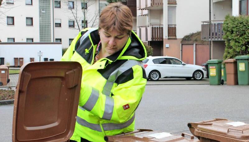 Silvia Fritsch-Baur, Leiterin der Abfallwirtschaft, pr&uuml;ft den Tonneninhalt.