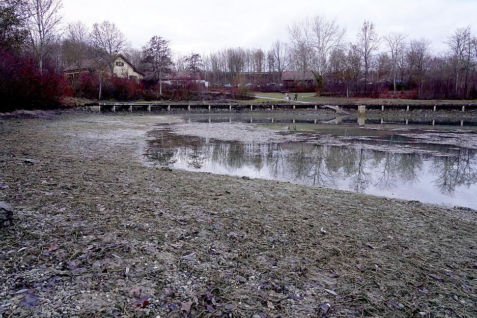 Inzwischen ist der gesunkene Wasserpegel im See deutlich zu erkennen.