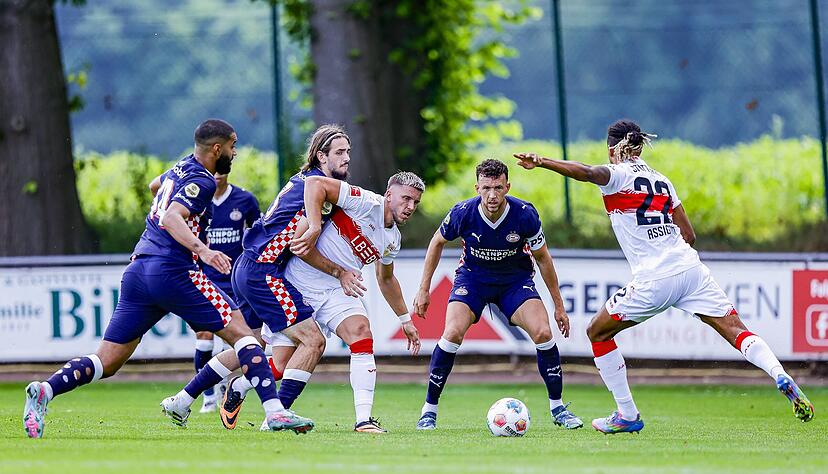 Der VfB Stuttgart absolviert ein Testspiel gegen PSV Eindhoven.