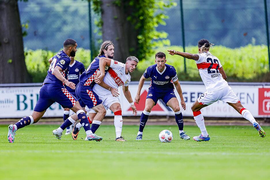 Der VfB Stuttgart absolviert ein Testspiel gegen PSV Eindhoven.