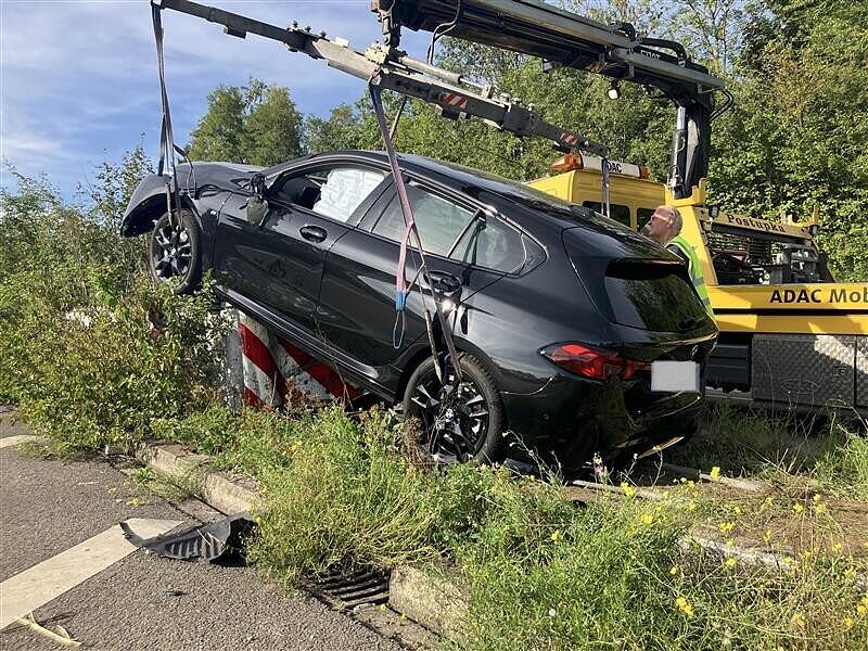 Am Unfallfahrzeug entstand höherer Schaden. Ebenso ist ein Verkehrsschild und die Mittelleitplanke beschädigt.