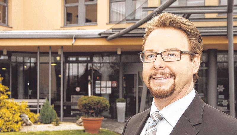 Pierre Reiter leitet seit Anfang Januar die Rehabilitations-Einrichtung in der Stauferstadt. Sein Schwerpunkt derzeit ist der Neurologie-Neubau.
Foto: Petra M&uuml;ller-Kromer