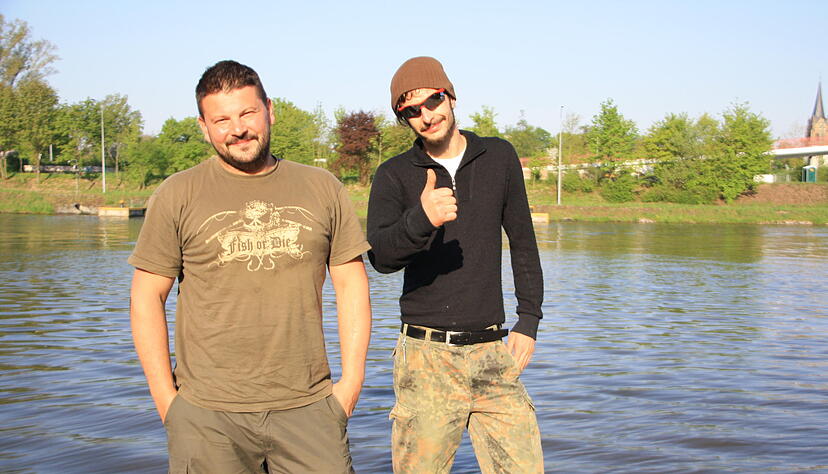 Einen Wels haben Hobby-Angler C&auml;sar Bagniewski (links) und Mathias Kaiser in der Nacht gefangen.