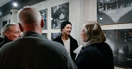 Auch zehn Jahre nach ihrer Aufnahme haben die Bilder der Fotoreportage zum 1. Mai in Berlin von Nico Kurth (Mitte) nicht an Brisanz verloren. 
Foto: Christine Joos