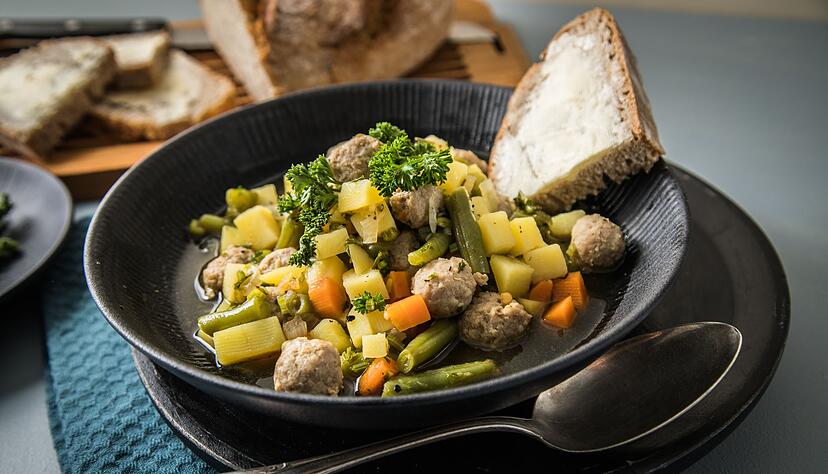 Statt mit Wurst lässt sich eine Kartoffelsuppe auch gut mit Hackbällchen kochen. Statt mit Wurst lässt sich eine Kartoffelsuppe auch gut mit Hackbällchen kochen.