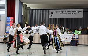 Schwungvoll sind die Kreistänze wie der der Gruppe aus Ingolstadt. Reich geschmückt sind die Trachten der Frauen. Schwungvoll sind die Kreistänze wie der der Gruppe aus Ingolstadt. Reich geschmückt sind die Trachten der Frauen.