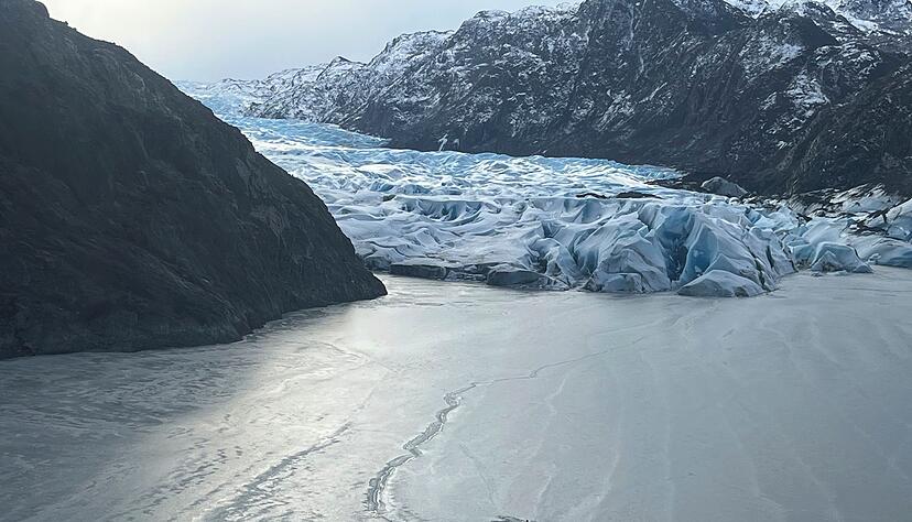 Das Kleinflugzeug st&uuml;rzte auf einen zugefrorenen See und versank halb im Wasser.