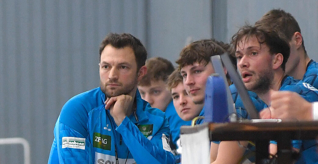 Der Horkheimer Trainer Oliver He&szlig; (links) schaut nachdenklich.