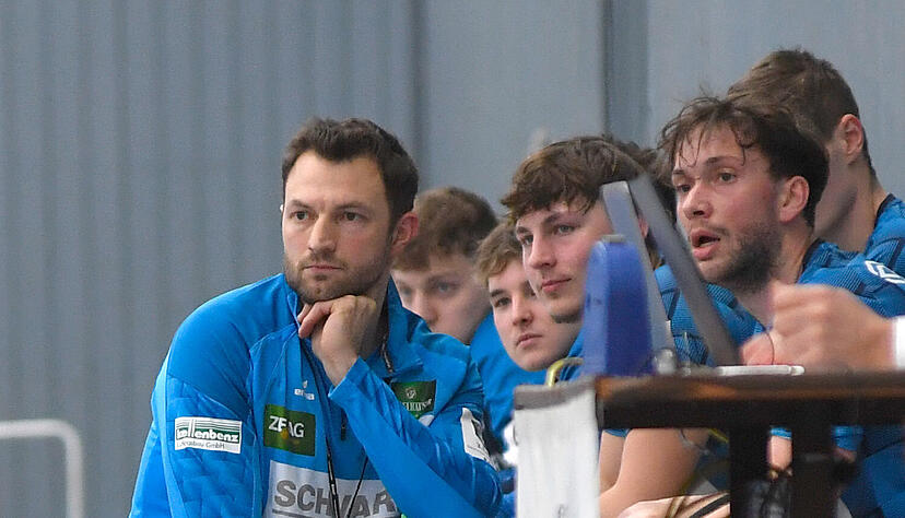 Der Horkheimer Trainer Oliver Heß (links) schaut nachdenklich. Der Horkheimer Trainer Oliver Heß (links) schaut nachdenklich.