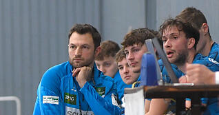 Der Horkheimer Trainer Oliver He&szlig; (links) schaut nachdenklich.