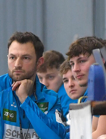 Der Horkheimer Trainer Oliver He&szlig; (links) schaut nachdenklich.