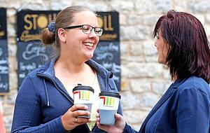 Ein Coffee to go ist für viele Menschen inzwischen ein Lifestyle-Produkt. Dass die Umwelt da nicht auf der Strecke bleiben sollte, versteht sich von selbst.
