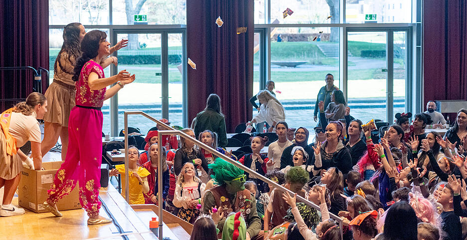 Gro&szlig; war das &bdquo;Trolli Helau!&ldquo; nicht zuletzt bei Gassenhausern wie &bdquo;W&auml;r ich ein M&ouml;belst&uuml;ck&ldquo;.