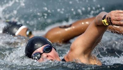 Angela Maurer schwimmt beim olympischen 10-km-Rennen. Sie wurde Vierte. Angela Maurer schwimmt beim olympischen 10-km-Rennen. Sie wurde Vierte.