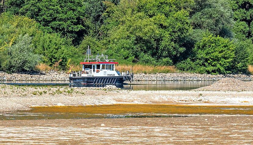 Im bayerischen Mariaposching fährt ein Boot der Strompolizei auf der Niedrigwasser führenden Donau hinter Sandbänken. Auch in Baden-Württemberg sorgen die Trockenheit und die hohen Temperaturen für anhaltendes Niedrigwasser. Im bayerischen Mariaposching fährt ein Boot der Strompolizei auf der Niedrigwasser führenden Donau hinter Sandbänken. Auch in Baden-Württemberg sorgen die Trockenheit und die hohen Temperaturen für anhaltendes Niedrigwasser.