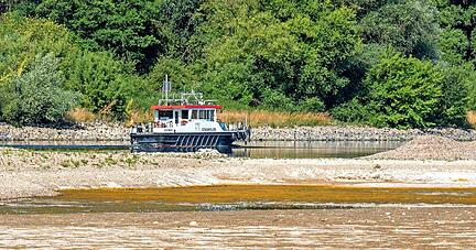 Im bayerischen Mariaposching fährt ein Boot der Strompolizei auf der Niedrigwasser führenden Donau hinter Sandbänken. Auch in Baden-Württemberg sorgen die Trockenheit und die hohen Temperaturen für anhaltendes Niedrigwasser.