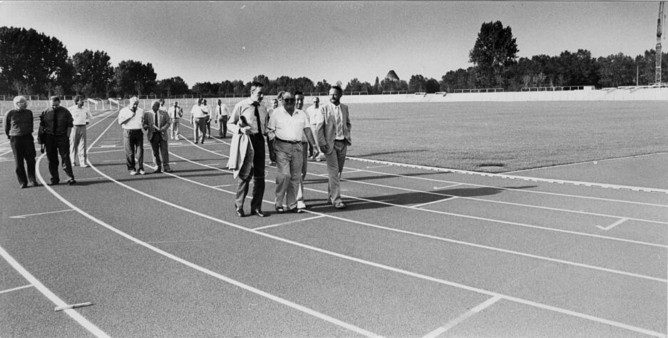September 1987: Repräsentanten verschiedener Sportfachverbände informieren sich über den Baustand des neuen Frankenstadions. Sportbürgermeister Reiner Casse begleitet sie dabei.