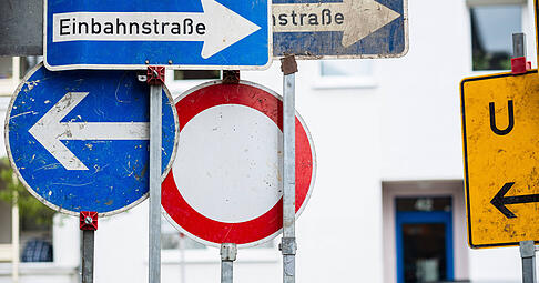 Mehrere geklaute Verkehrsschilder sind in einem Audi gefunden worden. Mehrere geklaute Verkehrsschilder sind in einem Audi gefunden worden.