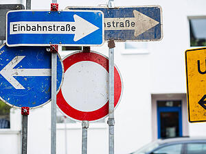 Mehrere geklaute Verkehrsschilder sind in einem Audi gefunden worden.
