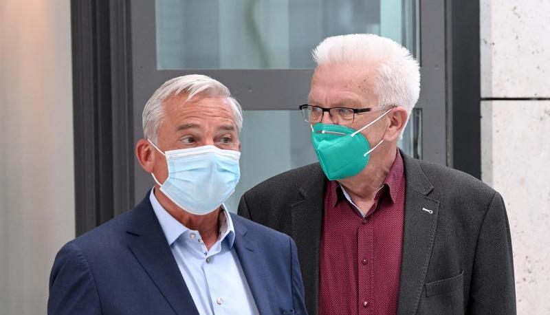 Thomas Strobl (l, CDU) und Winfried Kretschmann (r, B&uuml;ndnis 90/Die Gr&uuml;nen) gehen gemeinsam zu einem Pressestatement.