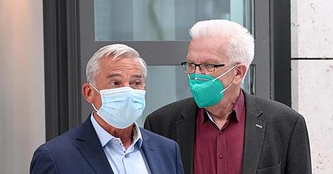 Thomas Strobl (l, CDU) und Winfried Kretschmann (r, B&uuml;ndnis 90/Die Gr&uuml;nen) gehen gemeinsam zu einem Pressestatement.