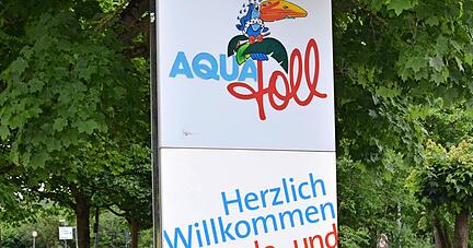 Das "Herzlich willkommen" ist erst einmal Geschichte. Wie es mit dem Neckarsulmer Freizeitbad Aquatoll weitergeht, steht noch in den Sternen. Die Stadt bereitet ein mehrstufiges Verfahren zur Investorensuche vor. 
Foto: Stefanie Pfäffle