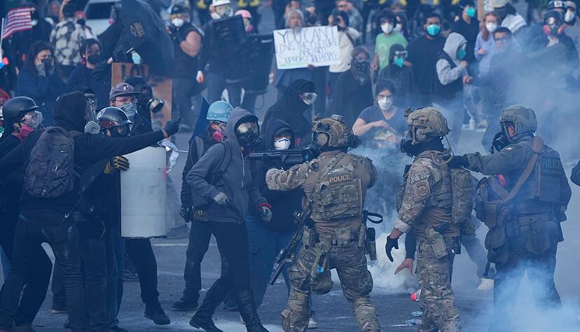 In Portland gibt es seit L&auml;ngerem Proteste rund um eine ICE-Einrichtung - dabei wurde im Juni auch Tr&auml;nengas gegen Demonstranten eingesetzt. (Archivbild)