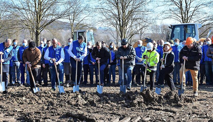 Spatenstich für die neue Wöhrle-Werkshalle samt Mitarbeitern im Rücken: Mit dabei sind unter anderem Bürgermeister Andreas Köhler (2. von links) , Werksleiter Ulrich Reustlen (3. von links) und Geschäftsführer Michael Fahrenbach (4. von links).
Foto: Kähny Spatenstich für die neue Wöhrle-Werkshalle samt Mitarbeitern im Rücken: Mit dabei sind unter anderem Bürgermeister Andreas Köhler (2. von links) , Werksleiter Ulrich Reustlen (3. von links) und Geschäftsführer Michael Fahrenbach (4. von links).
Foto: Kähny