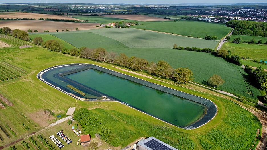 Einweihung der Agrar-PV-Anlage im Obstversuchsgut Heuchlingen in Bad Friedrichshall. Pilotprojekt des Landes Baden-Württemberg. Beerenobstanlage unter APV-Überdachung. Regenrückhaltebecken.